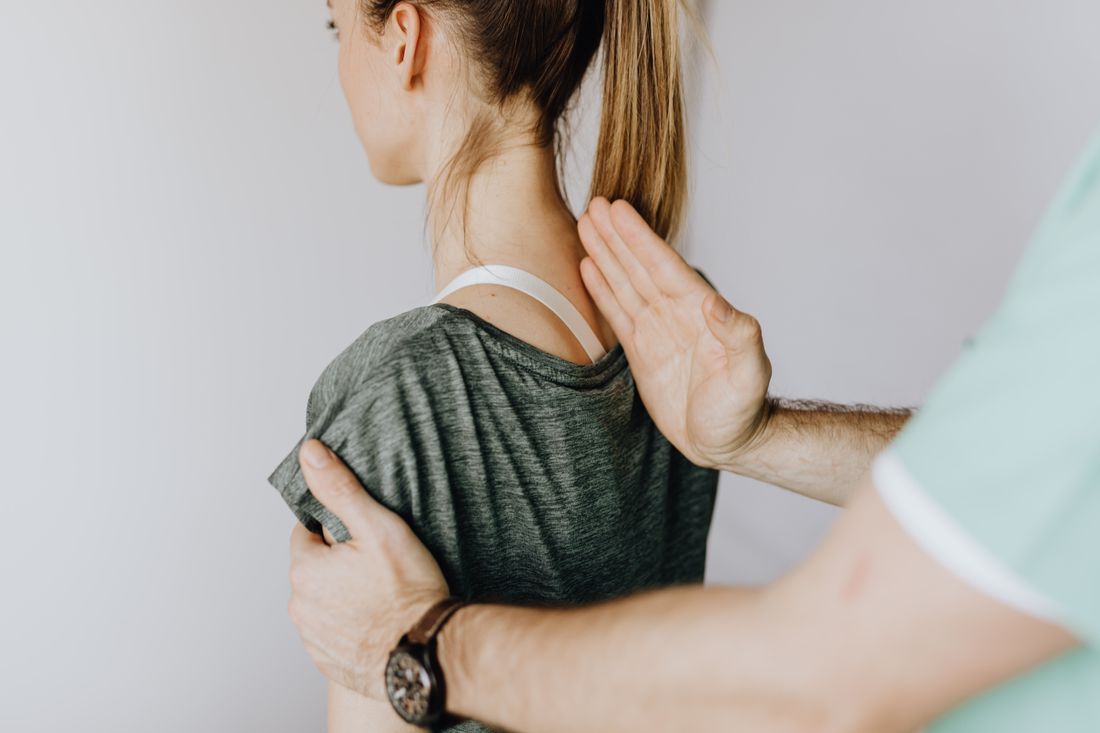 Symbolbild: Physiotherapeutische Behandlung an der Schulter